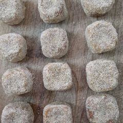 A picture of Chicken cheesy cubes.