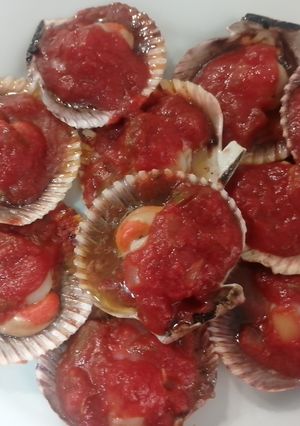 Una foto de Vieiras con salsa mexicana