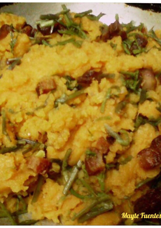Una foto de Patatas pelonas con espárragos silvestres y torreznos