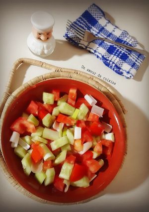 Une photo de Salade de tomate, concombre et oignon 🍴