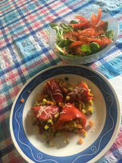 Una foto de Pimientos rellenos con verduras y ensalada🌶🥗
