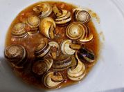 Una foto de caracoles con caldo