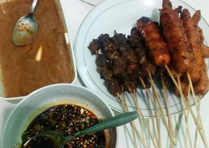 Langkah Mudah untuk Membuat Sate daging dan sosis bakar simple yang Enak