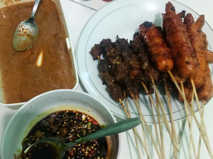 Langkah Mudah untuk Membuat Sate daging dan sosis bakar simple yang Enak