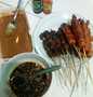 Langkah Mudah untuk Membuat Sate daging dan sosis bakar simple yang Enak