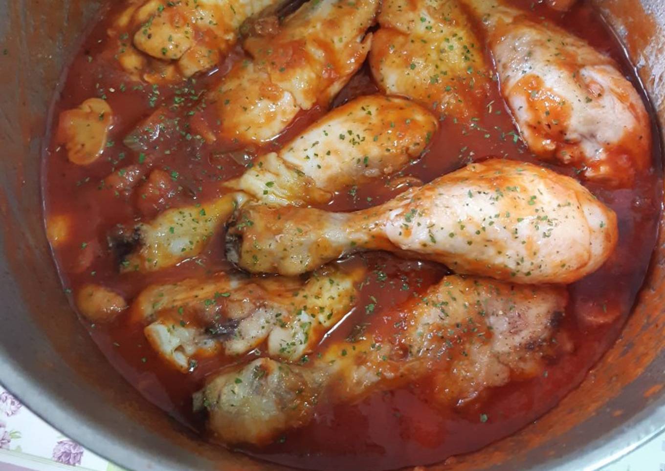 Jamoncitos de pollo con tomate, champiñones y aroma de especias