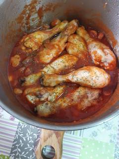 Una foto de Jamoncitos de pollo con tomate, champiñones y aroma de especias