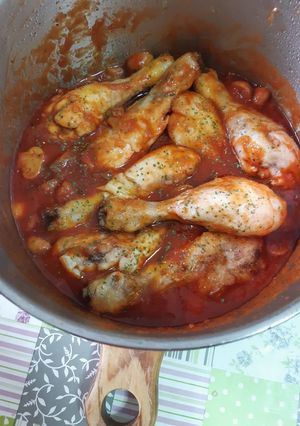 Foto principal de Jamoncitos de pollo con tomate, champiñones y aroma de especias