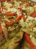 Pizza cu pesto, pui și brânză
