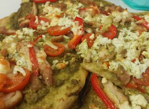 O poză a rețetei Pizza cu pesto, pui și brânză.