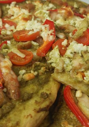 O poză a rețetei Pizza cu pesto, pui și brânză.