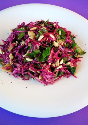 Una foto de Ensalada de col lombarda con foie de pato y espinaca
