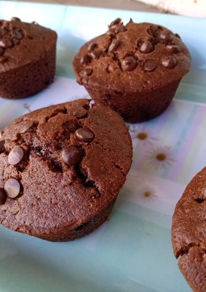 Una foto de Muffins de mascabo y chocolate.