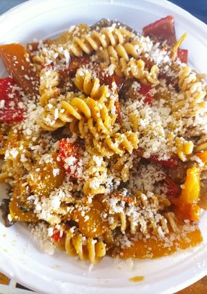 Foto di Fusilli con pomodori, peperoni, olive e basilico🍅🫑🫒