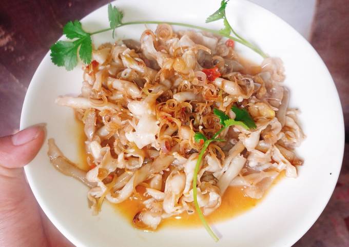 Thưởng thức ốc móng tay xào sả ớt - món ăn ngon, đầy đủ dinh dưỡng với hương vị đặc trưng của Việt Nam. Món ăn được chế biến tinh tế với nhiều cách chế biến khác nhau để đưa đến cho bạn vị chua cay tươi ngon. Hãy thưởng thức hình ảnh để cảm nhận được sự tuyệt vời của món ăn này.