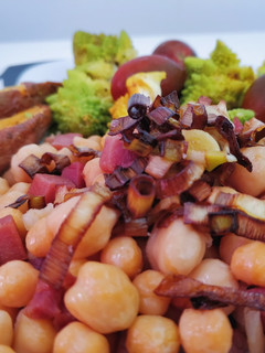 Una foto de Garbanzos con jamón y puerro crujiente