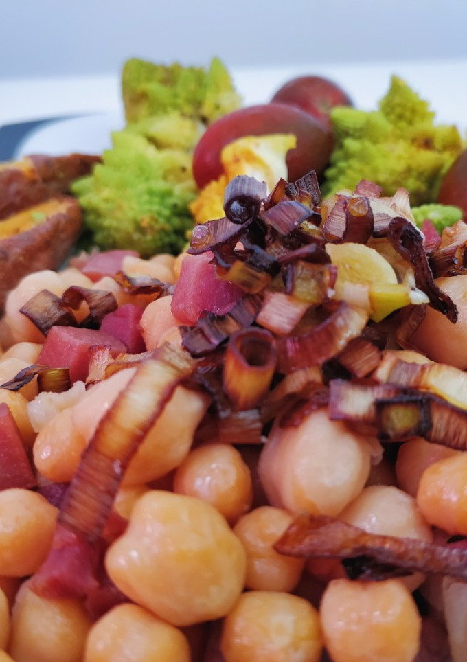 Una foto de Garbanzos con jamón y puerro crujiente