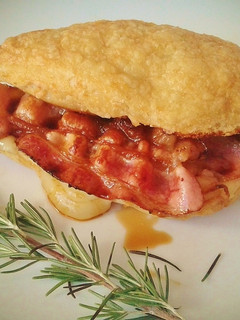 Una foto de Bocadillo de bacon y queso