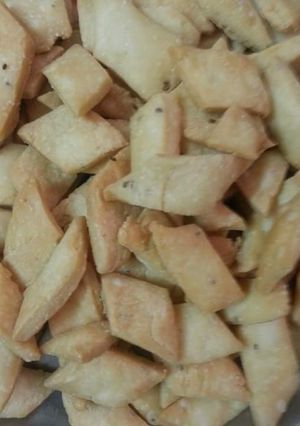 A picture of Namak para.