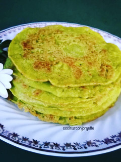 Una foto de Pancakes con hojas de cebolletas y zanahoria sin gluten
