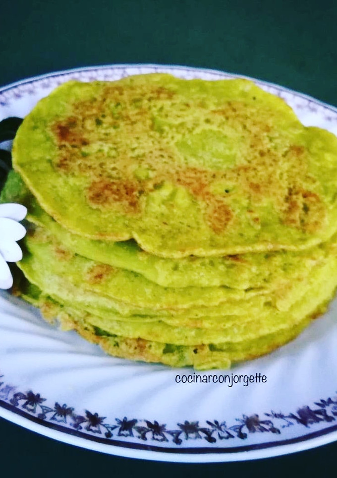 Una foto de Pancakes con hojas de cebolletas y zanahoria sin gluten