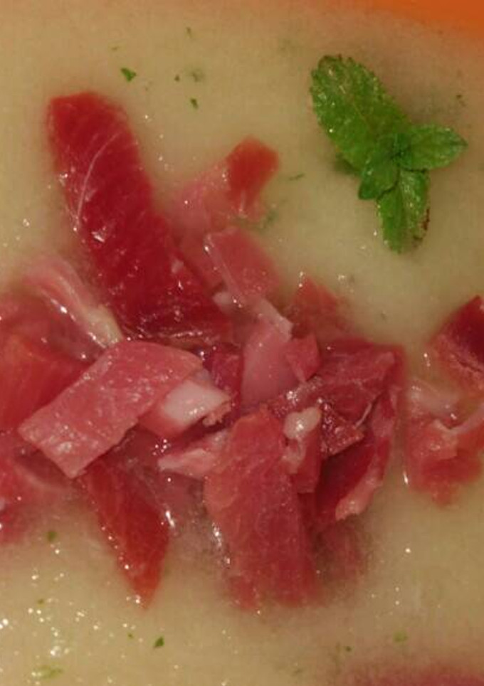 Una foto de Sopa de melón con jamón