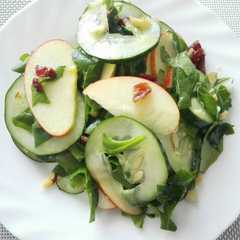 Una foto de Ensalada de Manzana, Pepino Cohombro y Espinaca
