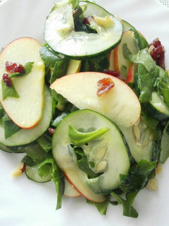 Una foto de Ensalada de Manzana, Pepino Cohombro y Espinaca