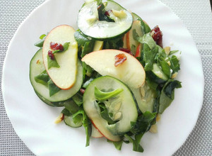 Una foto de Ensalada de Manzana, Pepino Cohombro y Espinaca