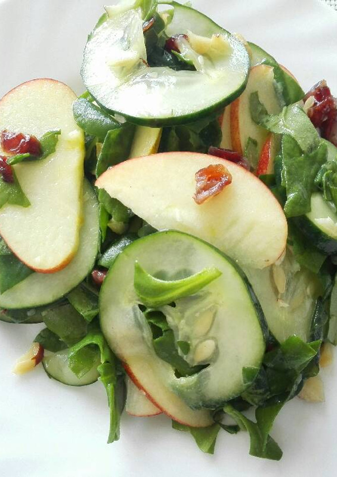 Una foto de Ensalada de Manzana, Pepino Cohombro y Espinaca