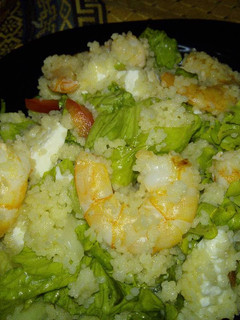 Una foto de Ensalada verde de couscus y langostinos