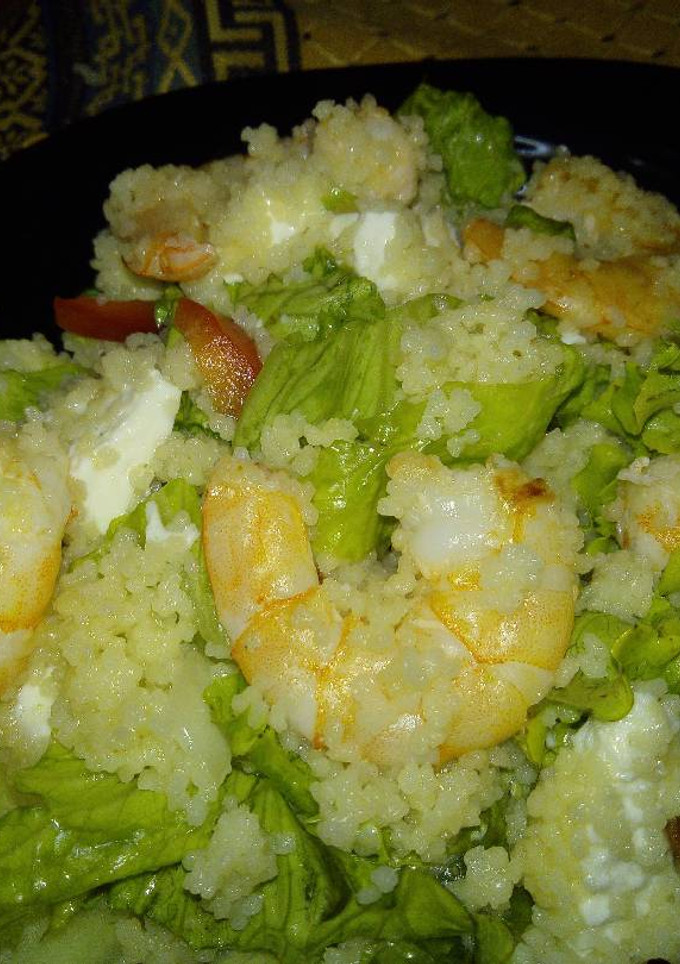 Una foto de Ensalada verde de couscus y langostinos