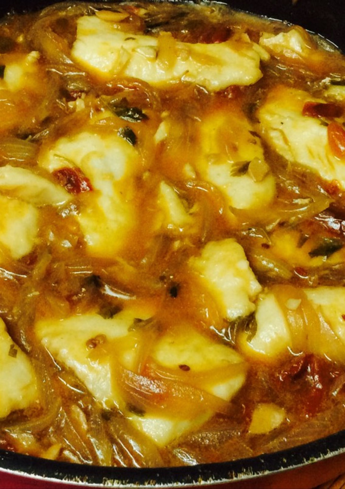 Una foto de Cazuela de pescadilla encebollada con vino tinto