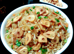 รูปของ ข้าวผัดเนยกระเทียม garlic butter fried rice