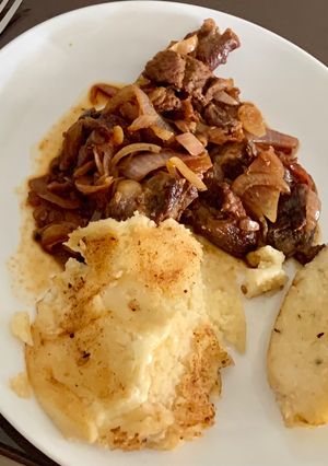 Una foto de Carnes de res en salsa de cebolla 🧅 🥩