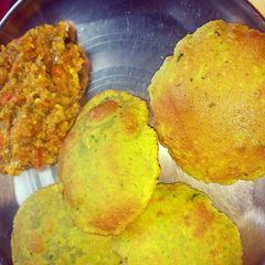 A picture of Baigan bharta and methi kachori.
