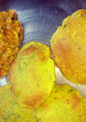 A picture of Baigan bharta and methi kachori.