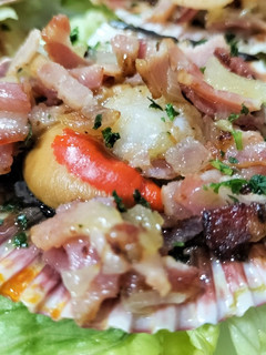 Una foto de Vieiras con bacon y cebolla