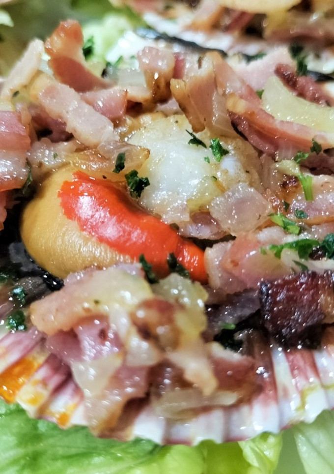 Una foto de Vieiras con bacon y cebolla