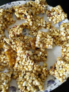 चणा डाळ आणि शेंगदाणा चिक्की (chana dal ani shengdana chikki recipe in marathi) रेसिपी चे मुख्य फोटो