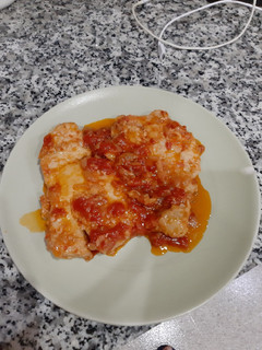 Una foto de Atún con tomate