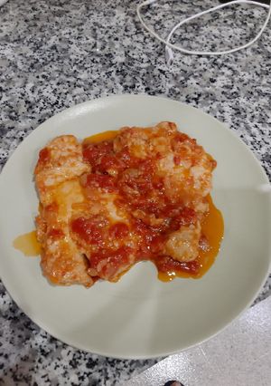 Una foto de Atún con tomate