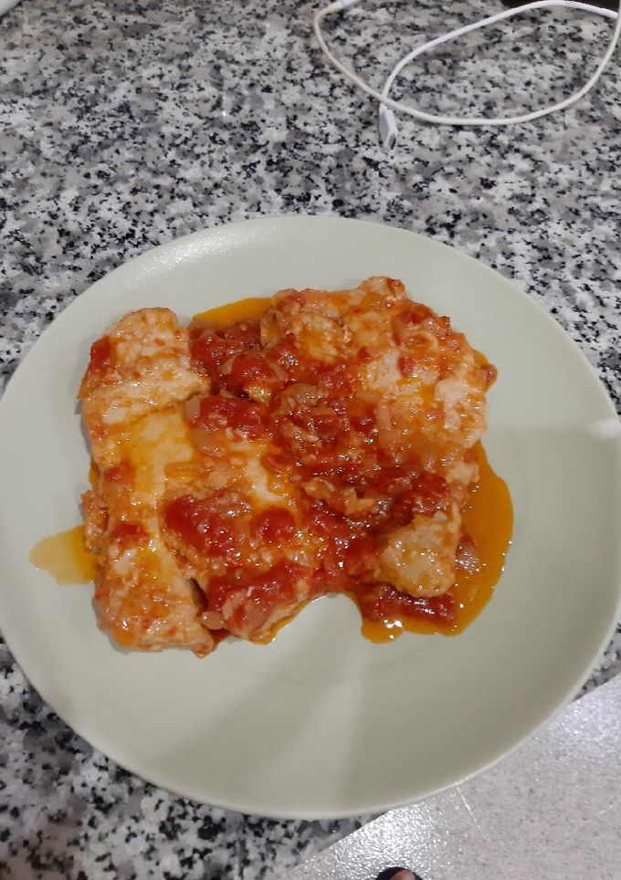 Una foto de Atún con tomate