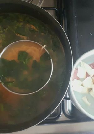 Una foto de Sopa deliciosa de fideos con espinacas, queso y jamón