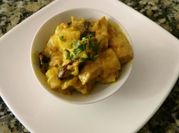 Una foto de pollo al curry con pasa