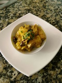 Una foto de Pollo al curry con pasas y manzanas