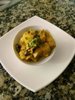 Una foto de Pollo al curry con pasas y manzanas