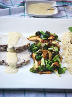 Una foto de Lomo de cerdo al horno con verduras salteada, quinoa y salsa