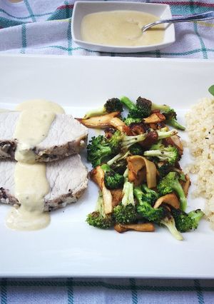 Foto principal de Lomo de cerdo al horno con verduras salteada, quinoa y salsa