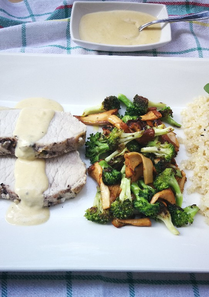 Una foto de Lomo de cerdo al horno con verduras salteada, quinoa y salsa